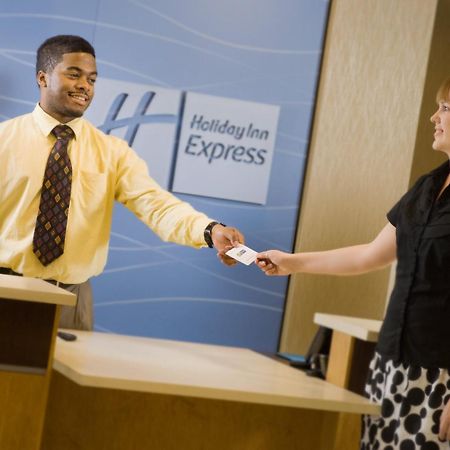 Holiday Inn Express & Suites Alexandria - Fort Belvoir By Ihg Eksteriør bilde