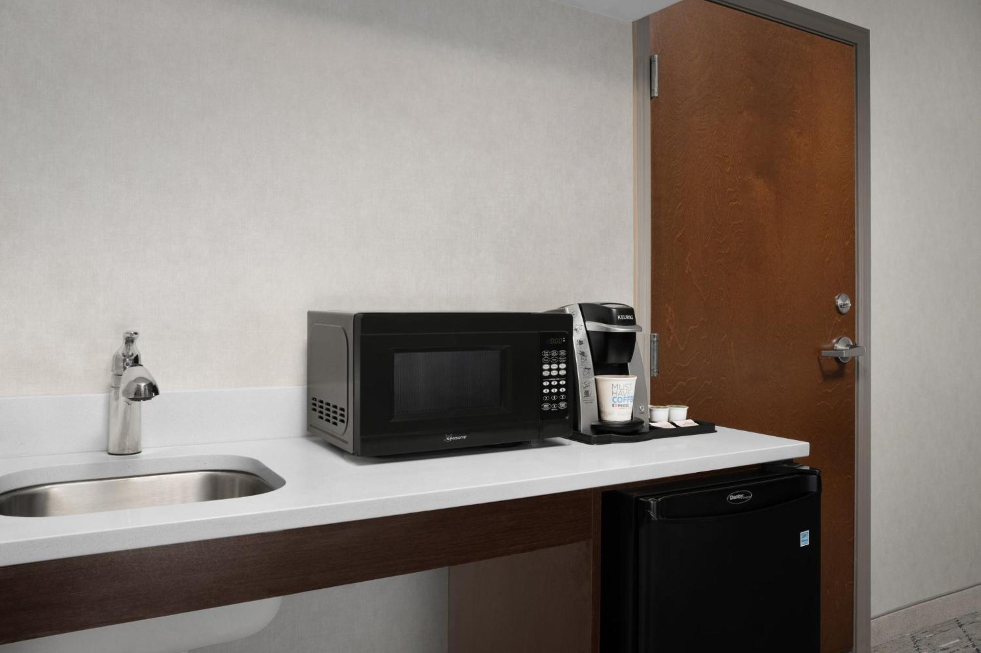Holiday Inn Express & Suites Alexandria - Fort Belvoir By Ihg Eksteriør bilde