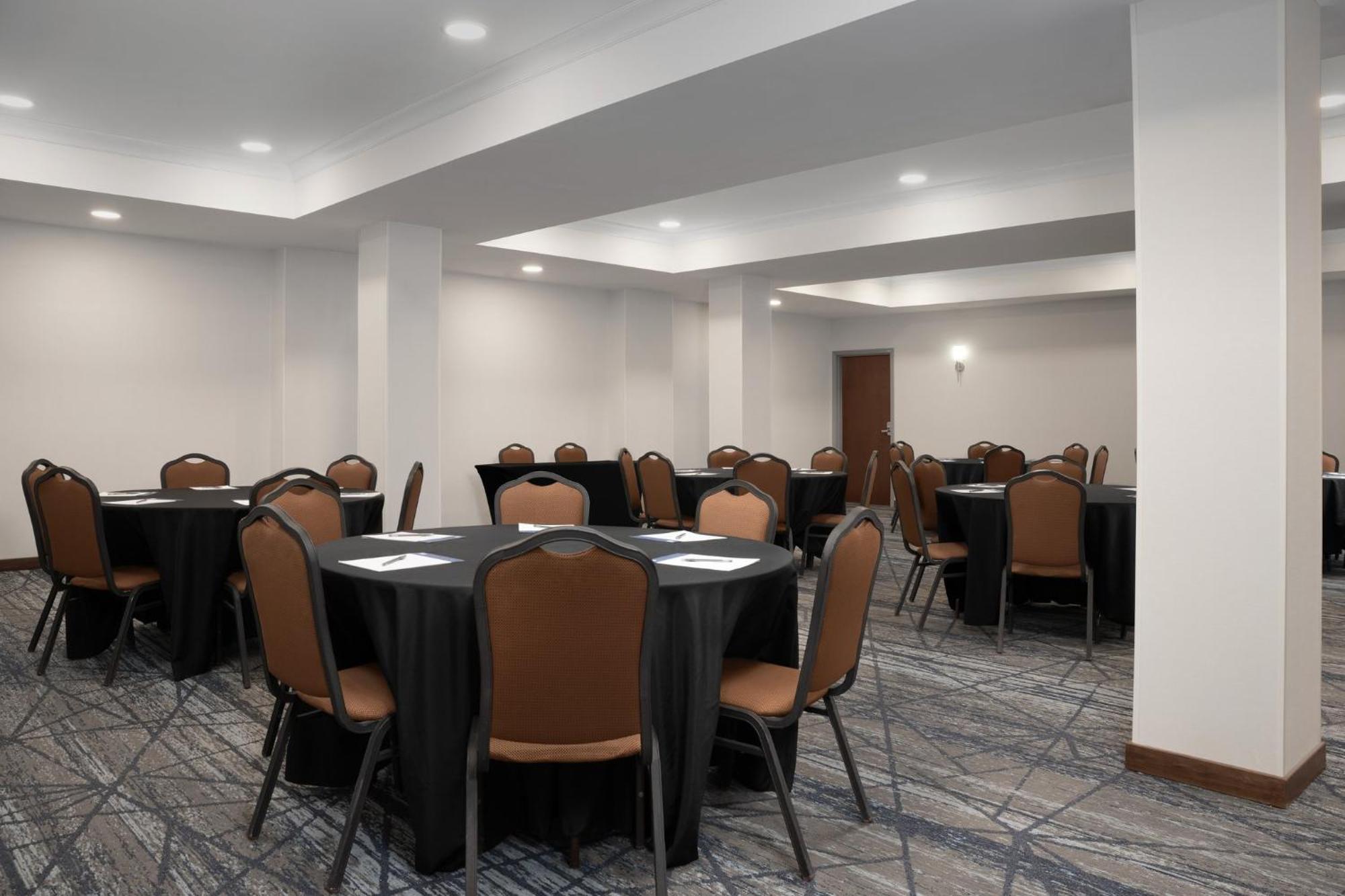 Holiday Inn Express & Suites Alexandria - Fort Belvoir By Ihg Eksteriør bilde