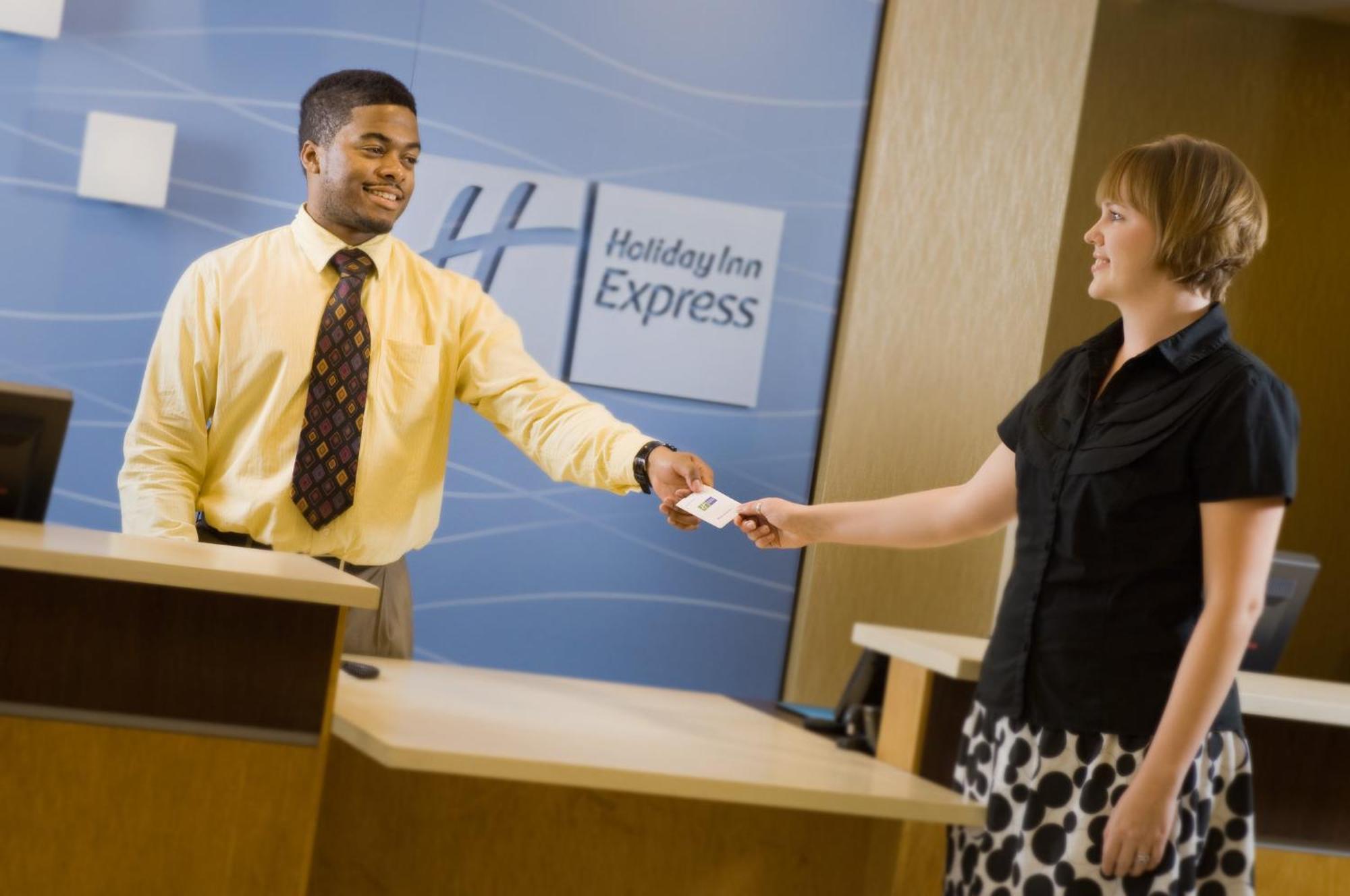 Holiday Inn Express & Suites Alexandria - Fort Belvoir By Ihg Eksteriør bilde